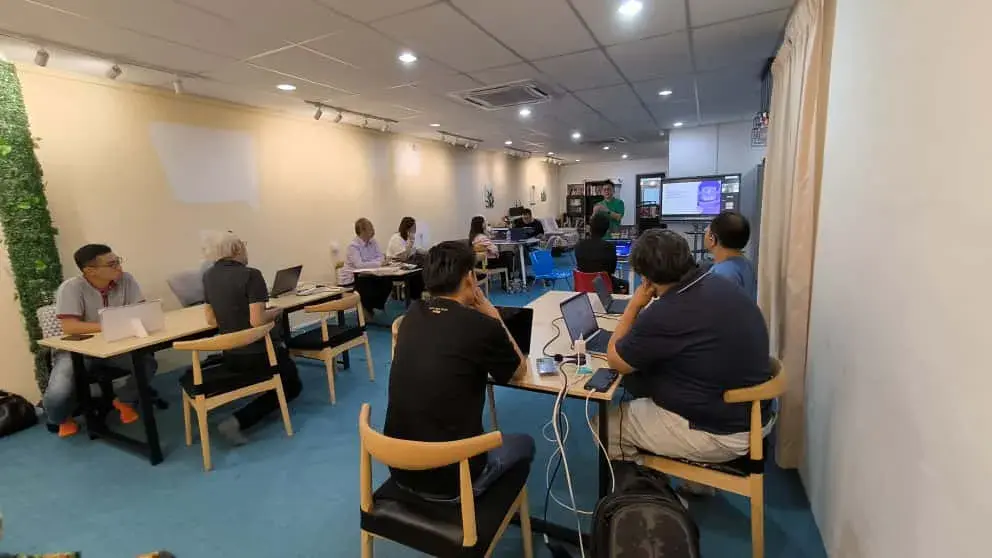 Participants at desks with laptops during the Inno Day #2 build session