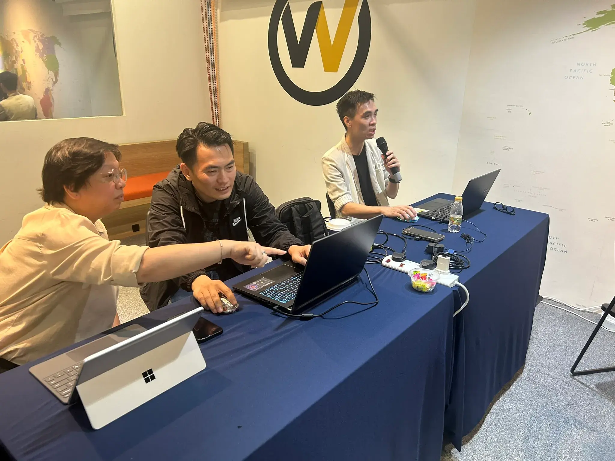 Participants collaborating hands-on with laptops and mentor guidance at Inno Day #3