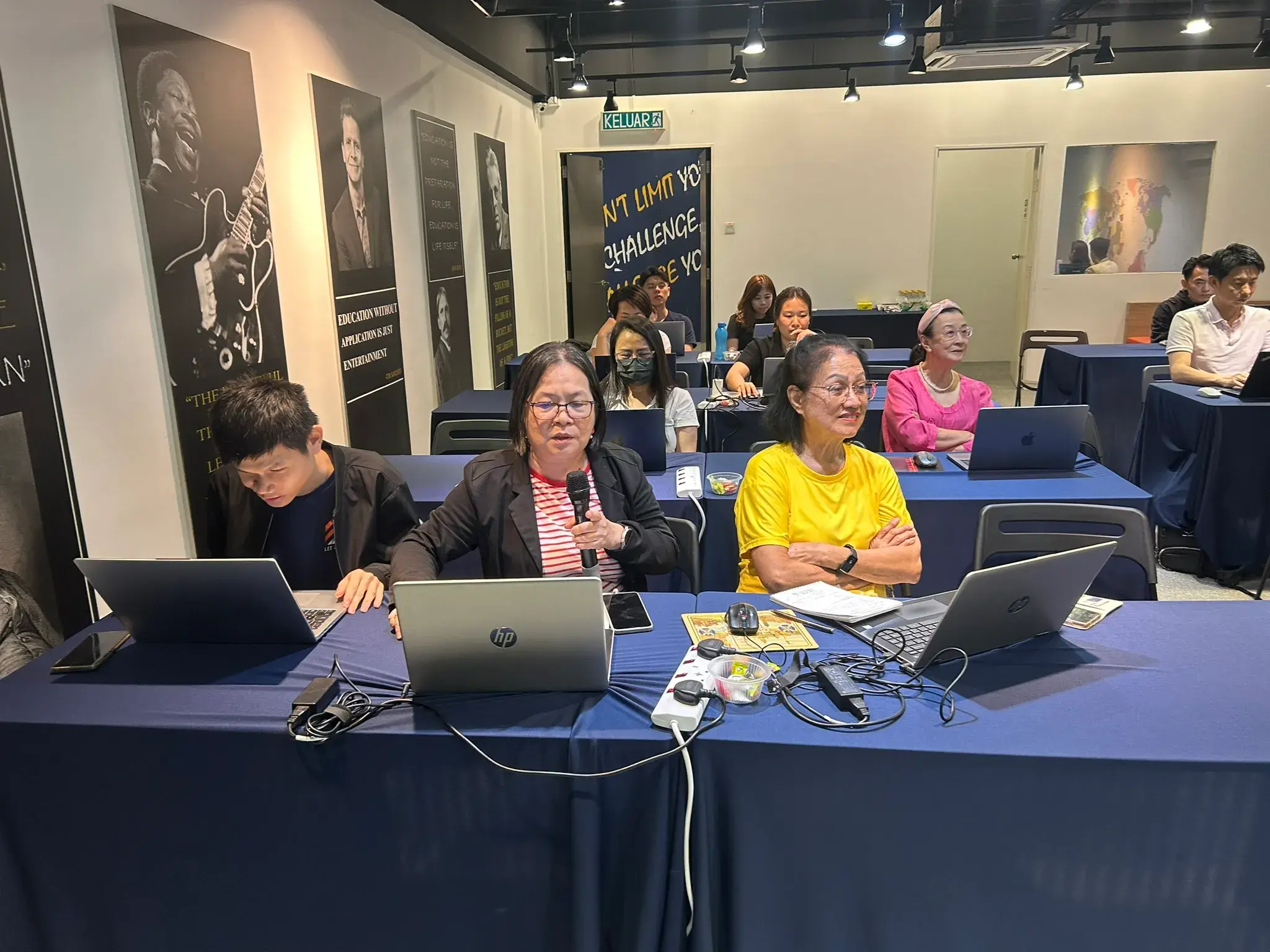 Participant presenting her AI project from her seat at Inno Day #3