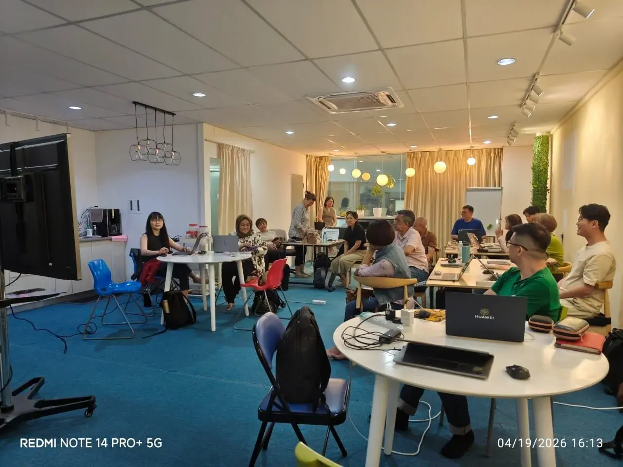 Full room of participants engaged in the Inno Day #4 session