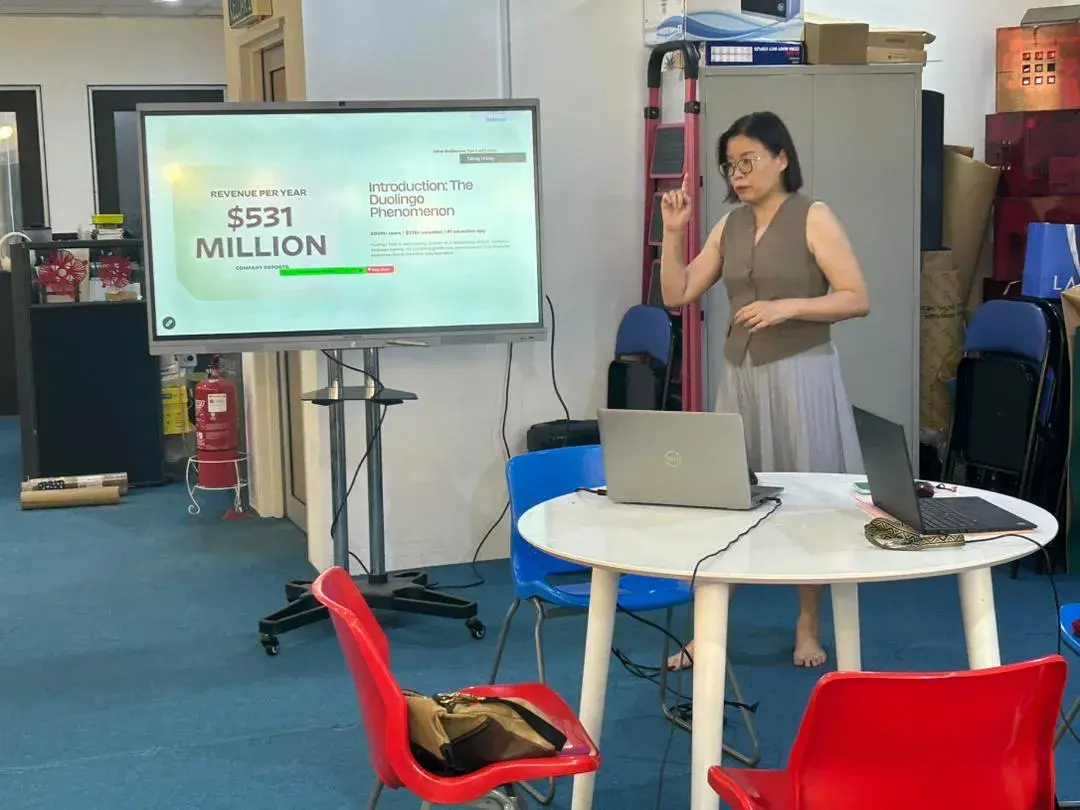 Jane Chew presenting the Duolingo Phenomenon at Inno Day #4