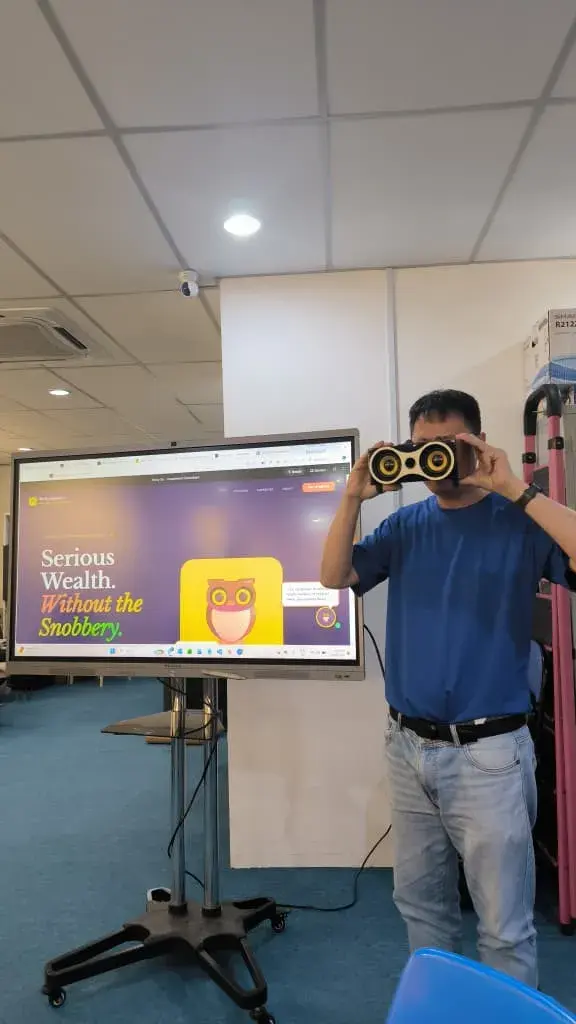 Speaker demonstrating a Duolingo-style app at Inno Day #4
