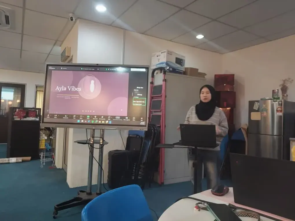 Participant presenting their own app at Inno Day #5