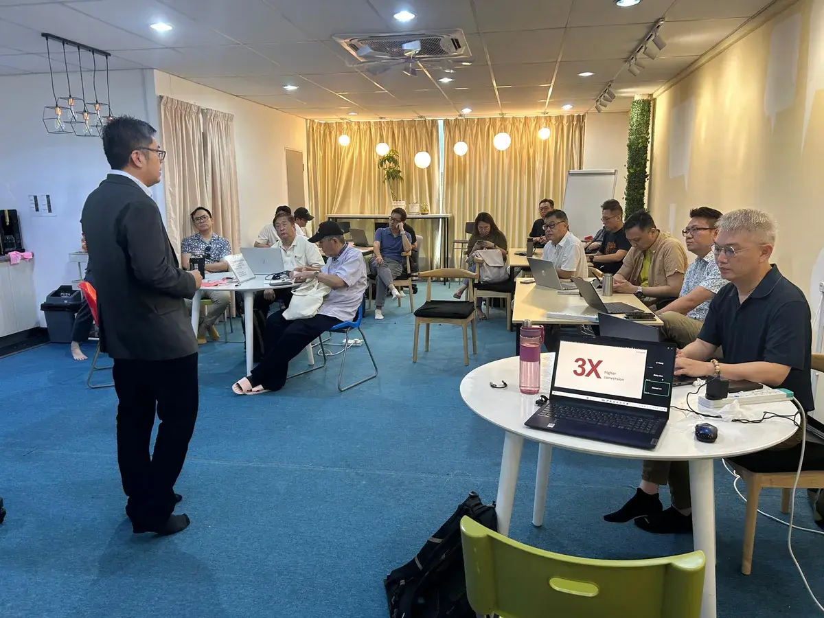 Full room of participants listening to a talk at Inno Day #6
