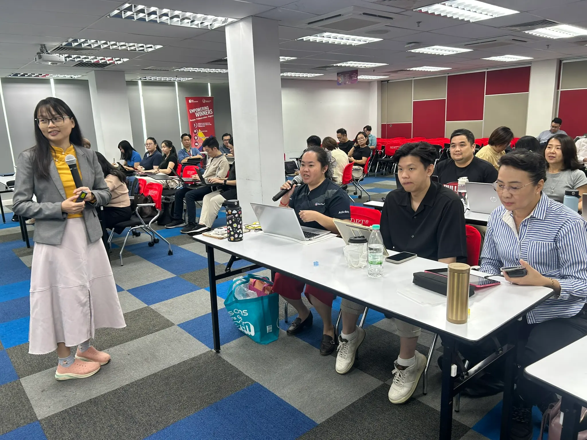 怡保培训现场，学员们围坐一起开怀大笑