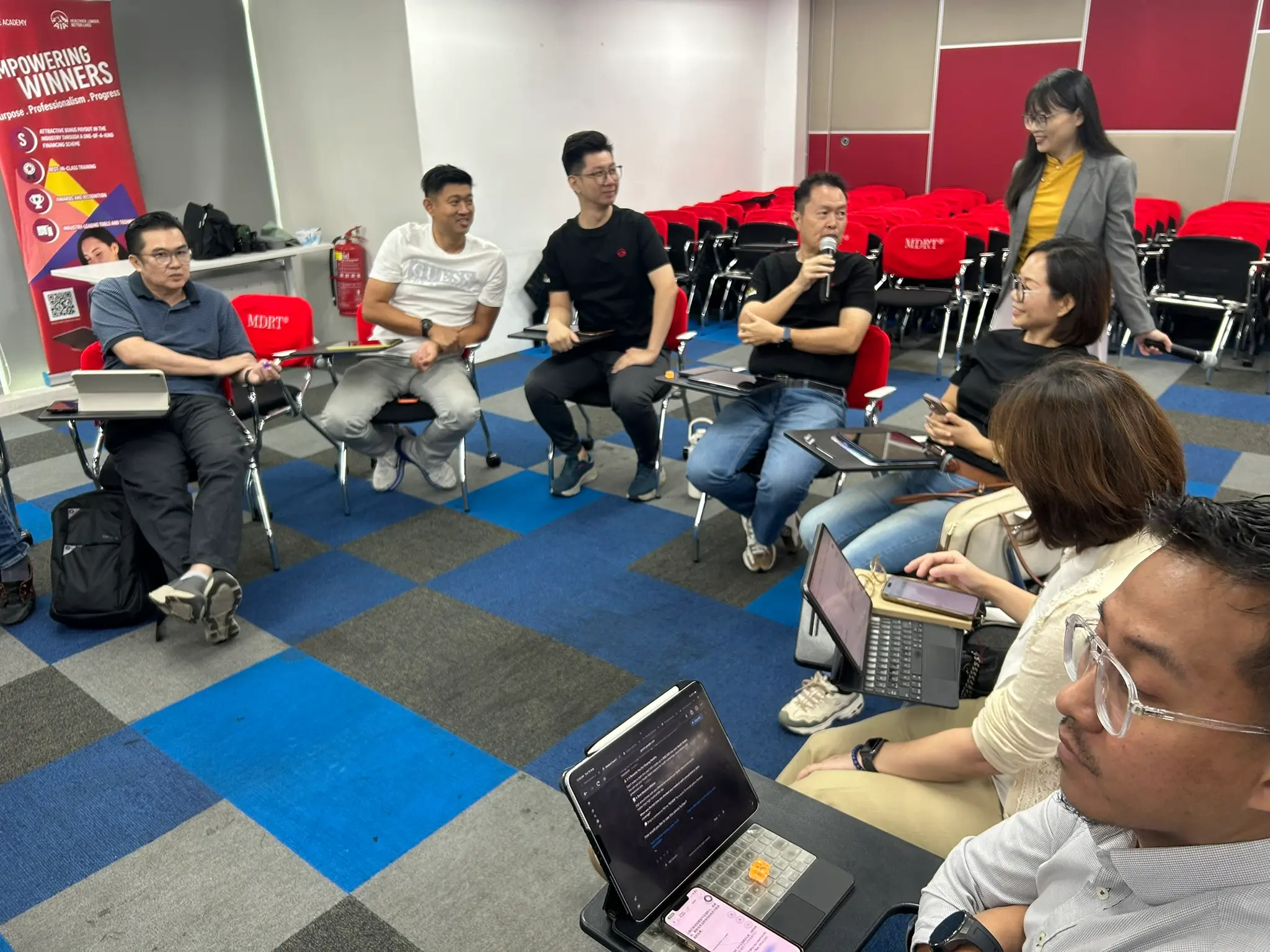 另一组学员围坐讨论，气氛轻松