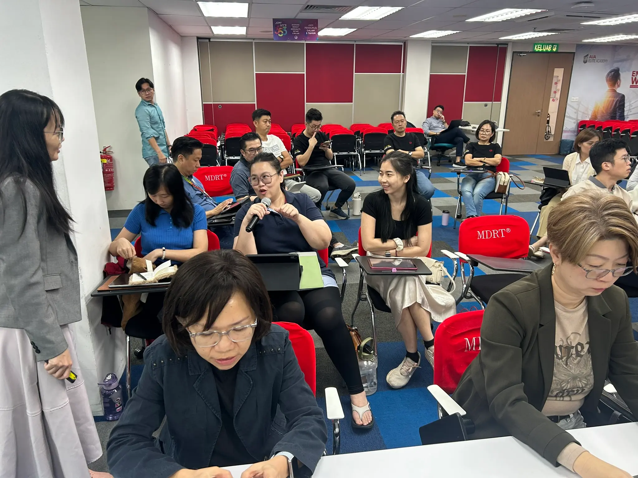学员们看着讲师分享，脸上带着笑容
