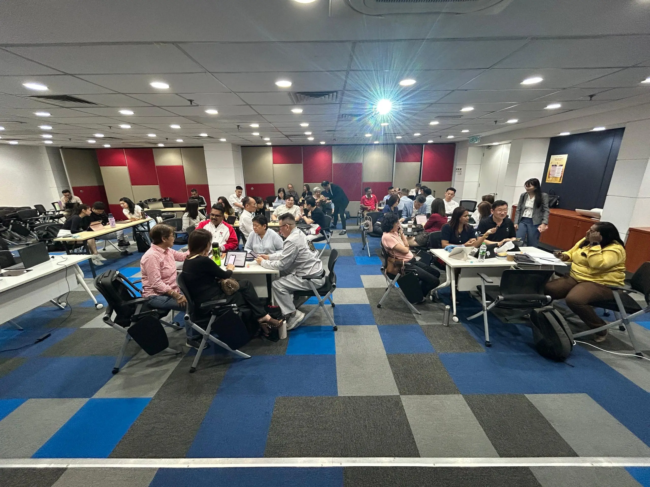 A small group of advisors in discussion during the Klang session