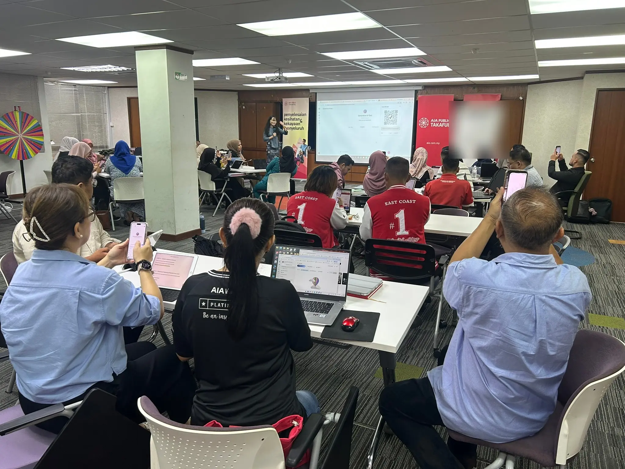 Pemandangan keseluruhan bilik latihan di Kota Bharu, peserta menghadap skrin di hadapan