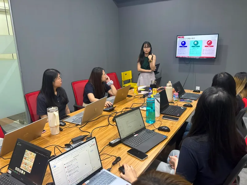 Trainer teaching team to build AI assistants during training