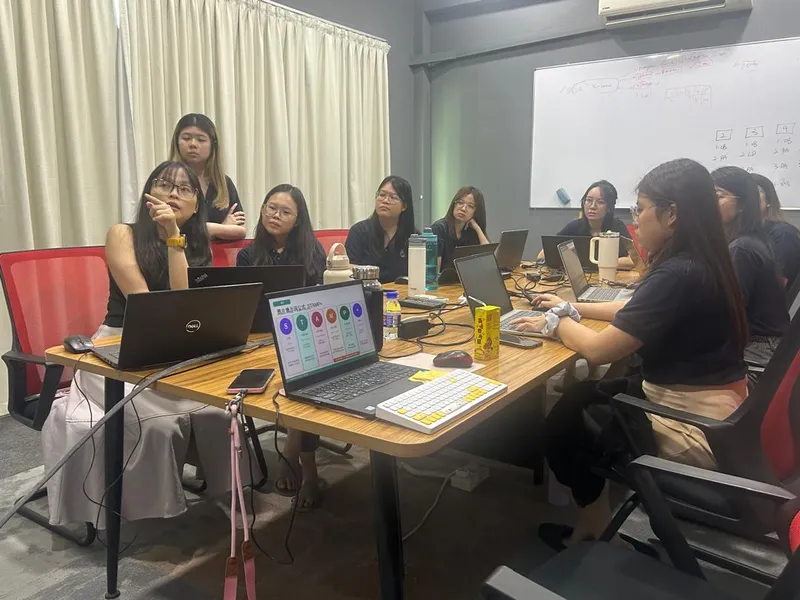 Trainer guiding team through AI prompt framework exercise