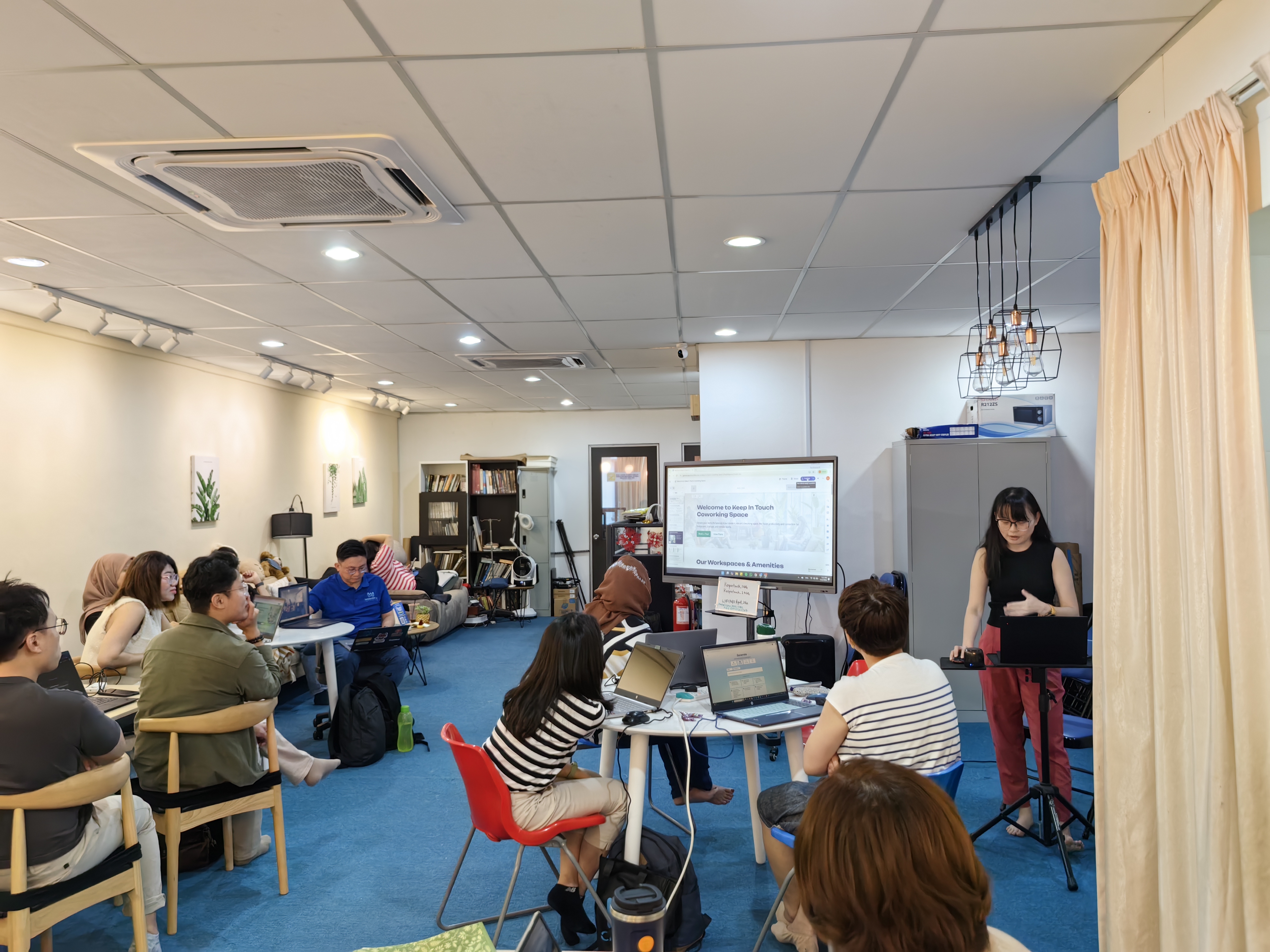 Complete view of workshop with all participants actively learning together