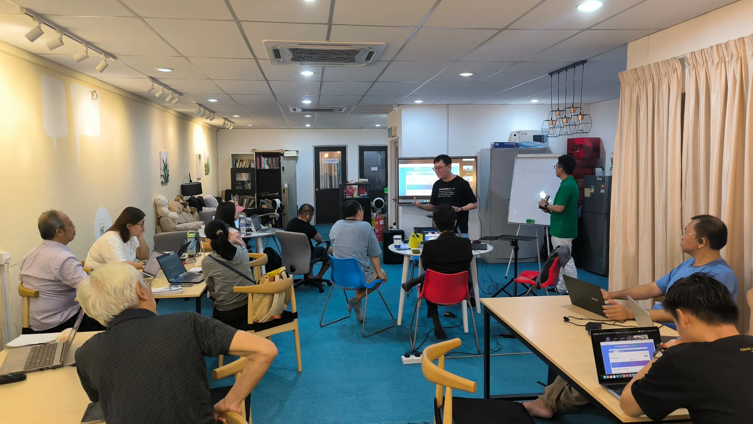Wide view of Inno Day #2 workshop with presenter and participants