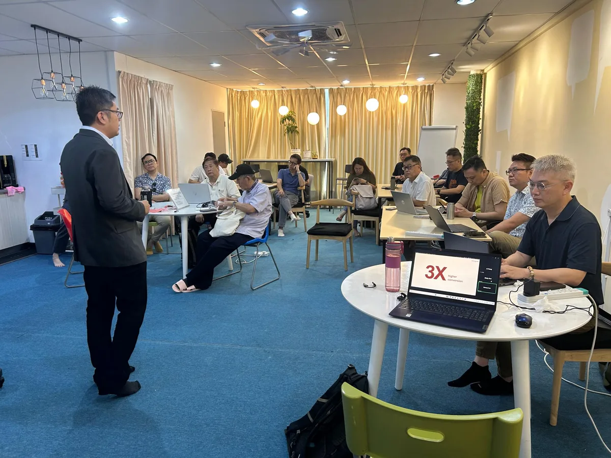 Full room of participants listening to a talk at Inno Day #6